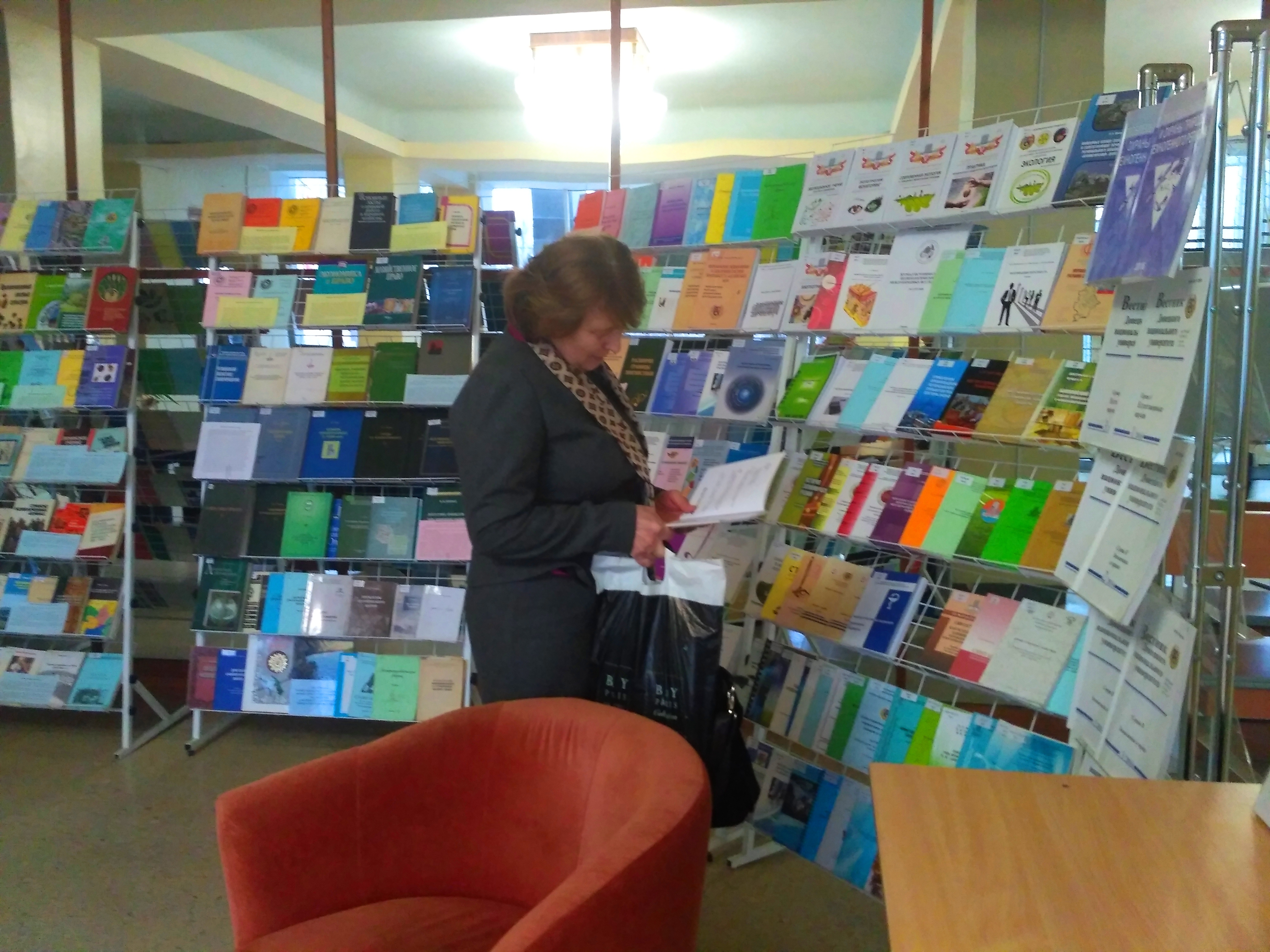 Научно-практический семинар и книжный просмотр для читателей провела научная библиотека ДонНУ