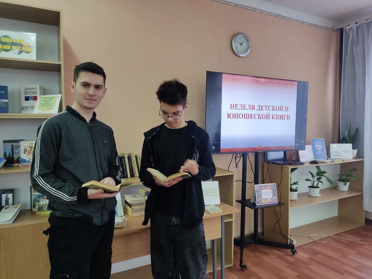 В ЕТЭМ ДонГУ состоялась акция «Как интересен и велик мир знаний и чудесных книг»