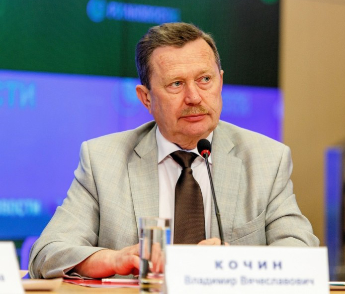 Владимир Кочин поздравляет ректора ДонНУ Светлану Беспалову с юбилеем
