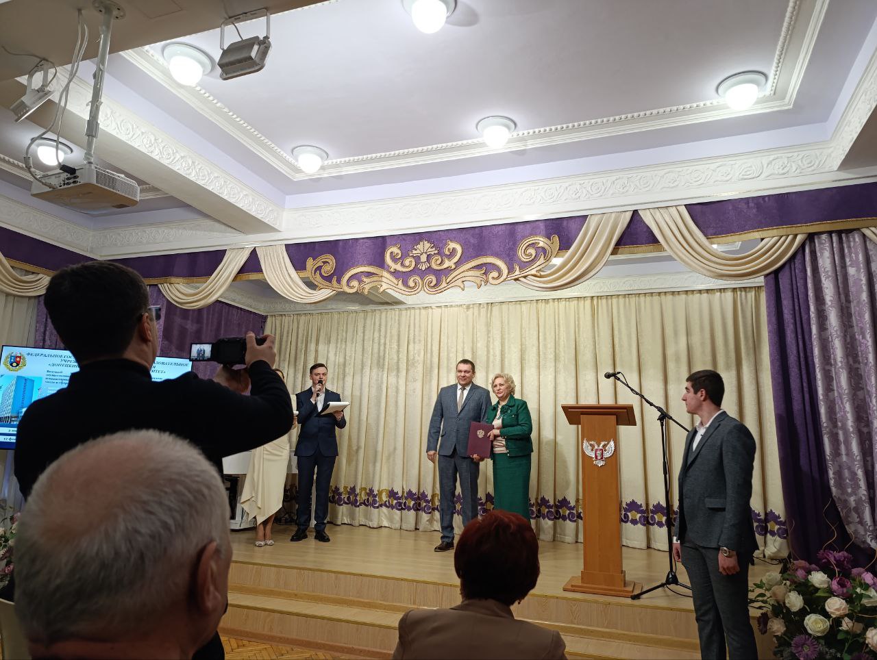 Ректор ДонГУ Светлана Беспалова отмечена нагрудным знаком «Отличник образования Донецкой Народной Республики»