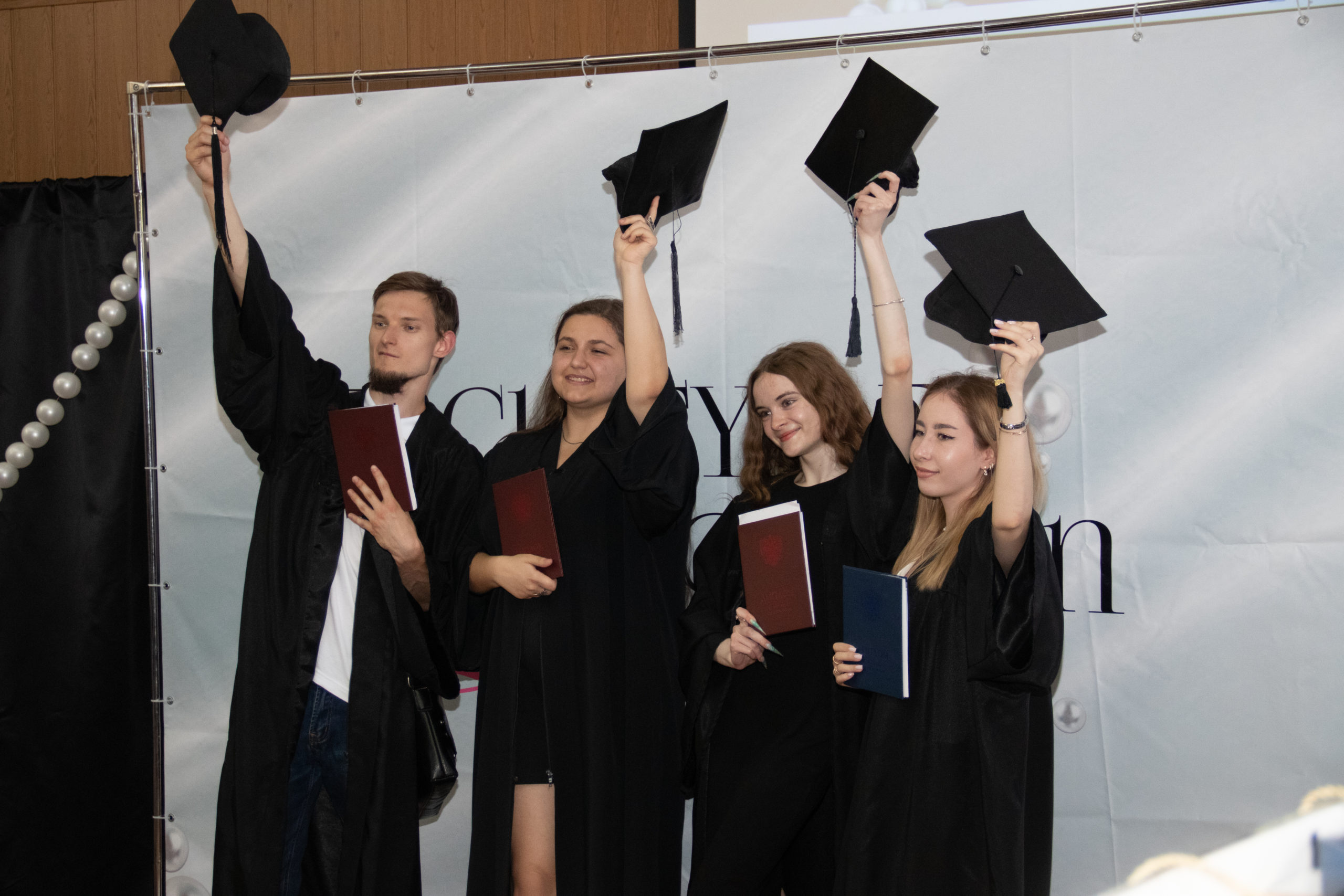 На ФИЯ прошло торжественное вручение дипломов выпускникам 2026 года: праздник достижений и новых горизонтов