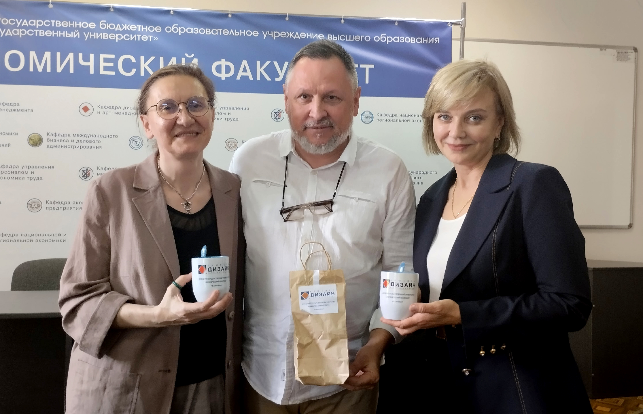 Советник Главы Елена Никитина вручила благодарности преподавателям и студентам кафедры дизайна и арт-менеджмента