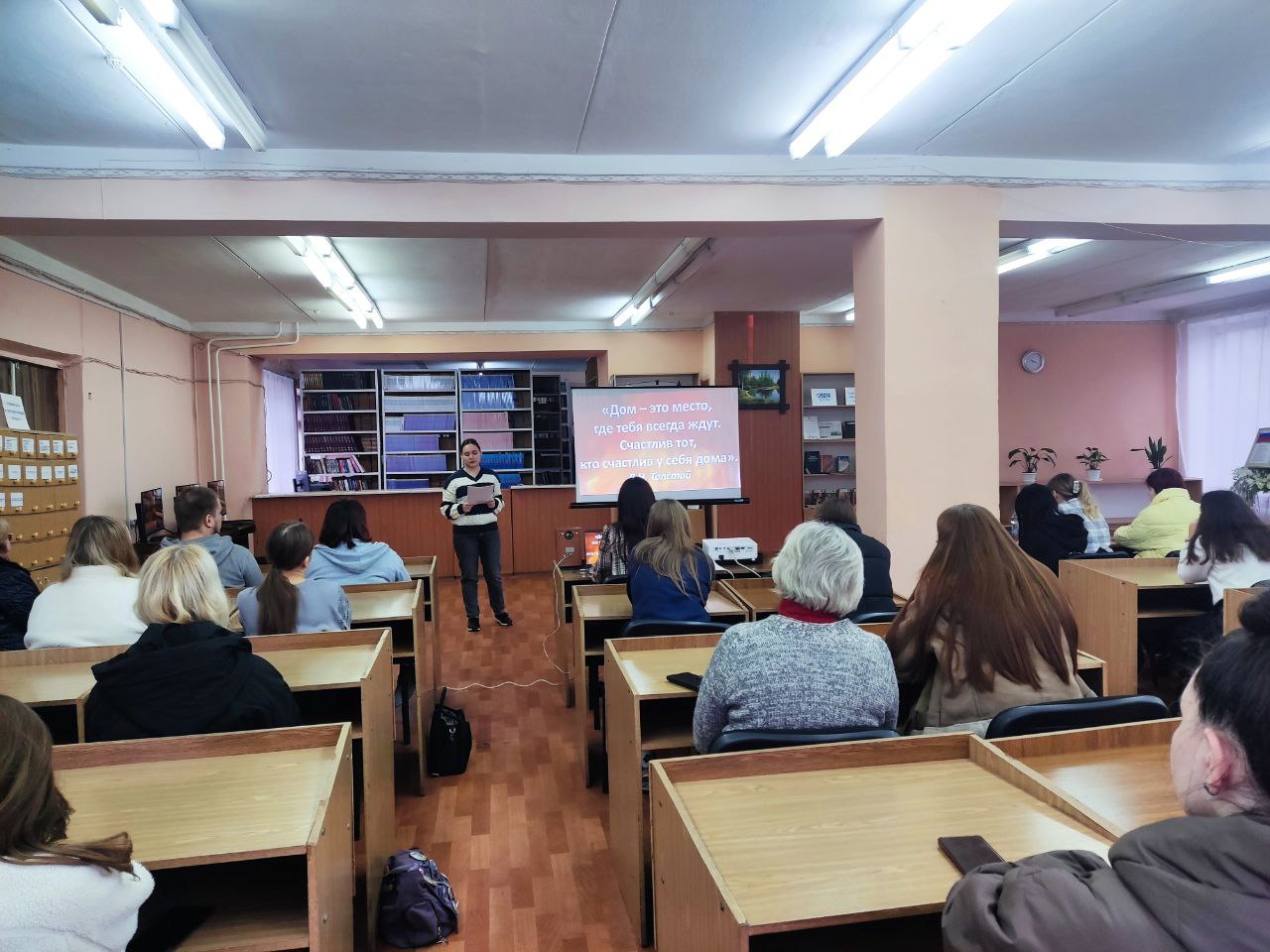 В библиотеке ЕТЭМ ДонГУ состоялся осенний вернисаж «Семейные портреты в живописи»