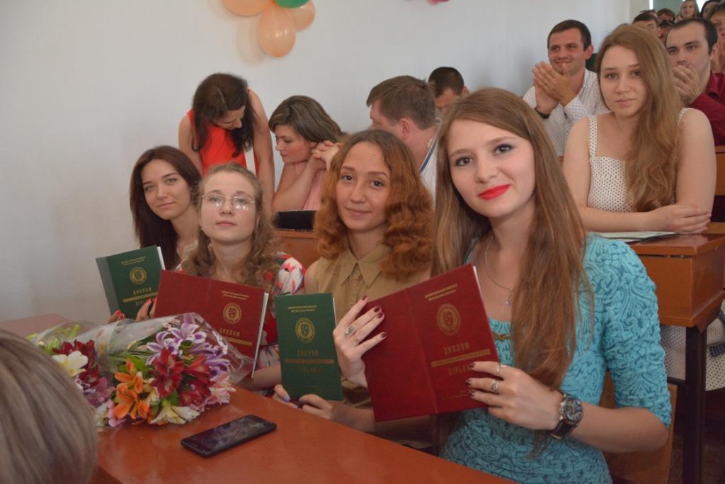 На биофаке торжественно вручили дипломы бакалаврам и магистрам