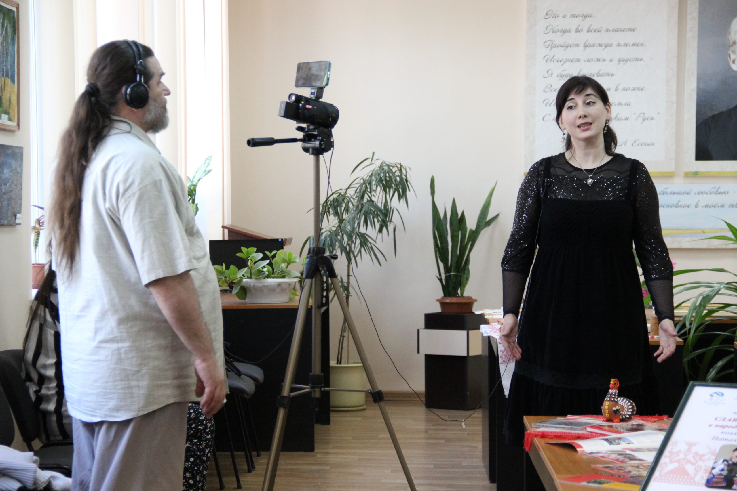 Телестудия ДонНУ о выставке кукол «Славянский мир в народных костюмах»