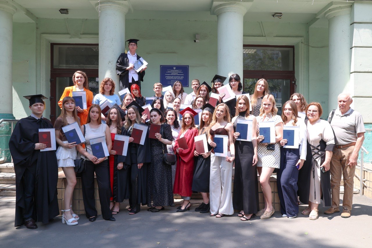 На филологическом факультете прошло торжественное вручение дипломов выпускникам