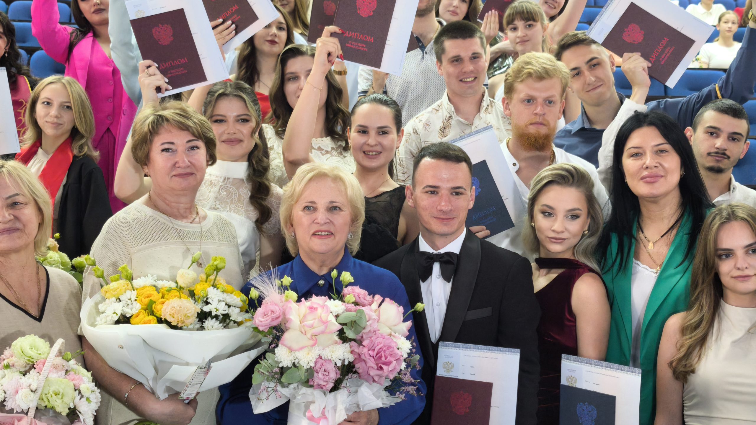 На юридическом факультете прошло торжественное вручение дипломов выпускникам