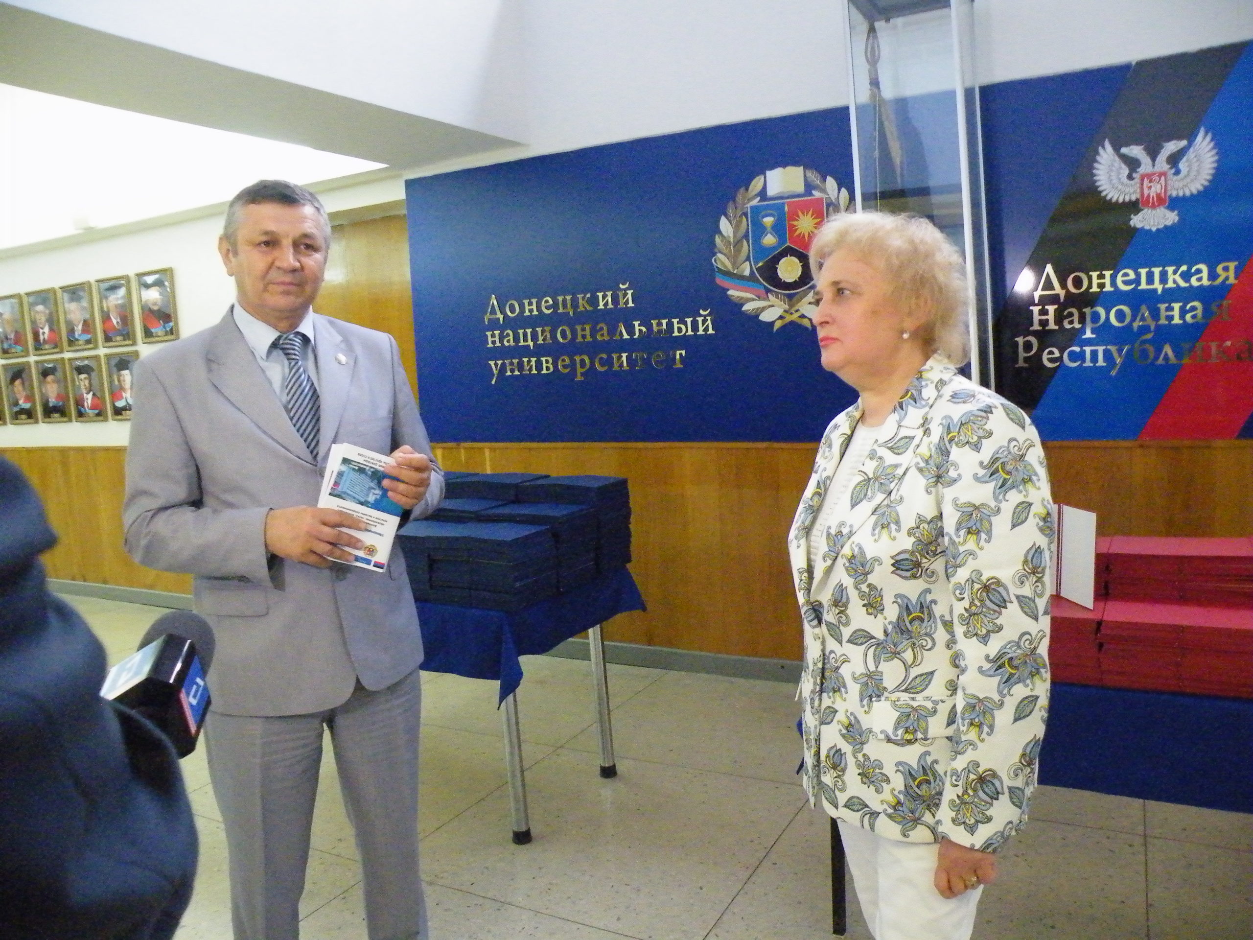 В ДонНУ состоялась процедура передачи бланков дипломов РФ для выпускников 2021 года