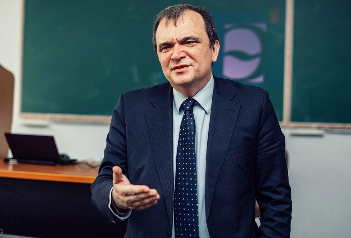 Заведующий кафедрой русского языка Вячеслав Теркулов в первом выпуске передачи на канале «Говорим по-русски»