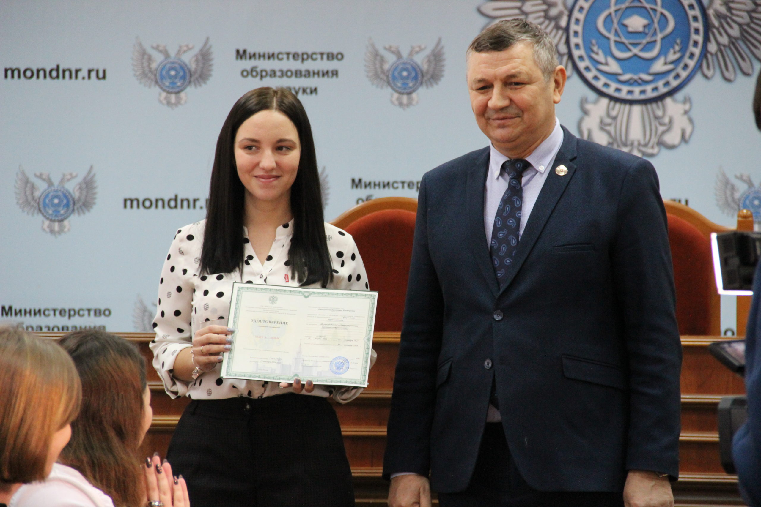 Сюжет ТК «Первый Республиканский» о вручении преподавателям кафедры журналистики ДонНУ удостоверений о повышении квалификации