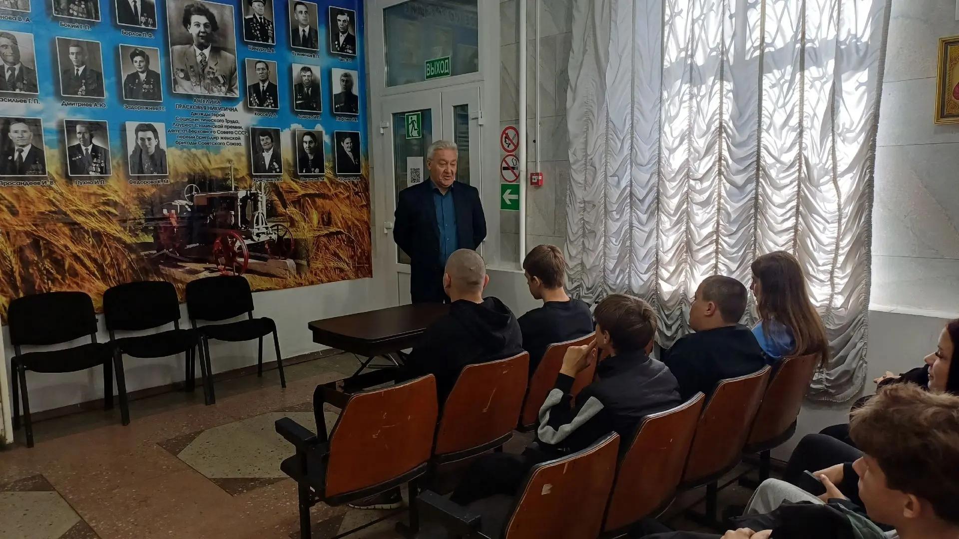 Преподаватель ДонГУ встретился со студентами Старобешевского многопрофильного техникума