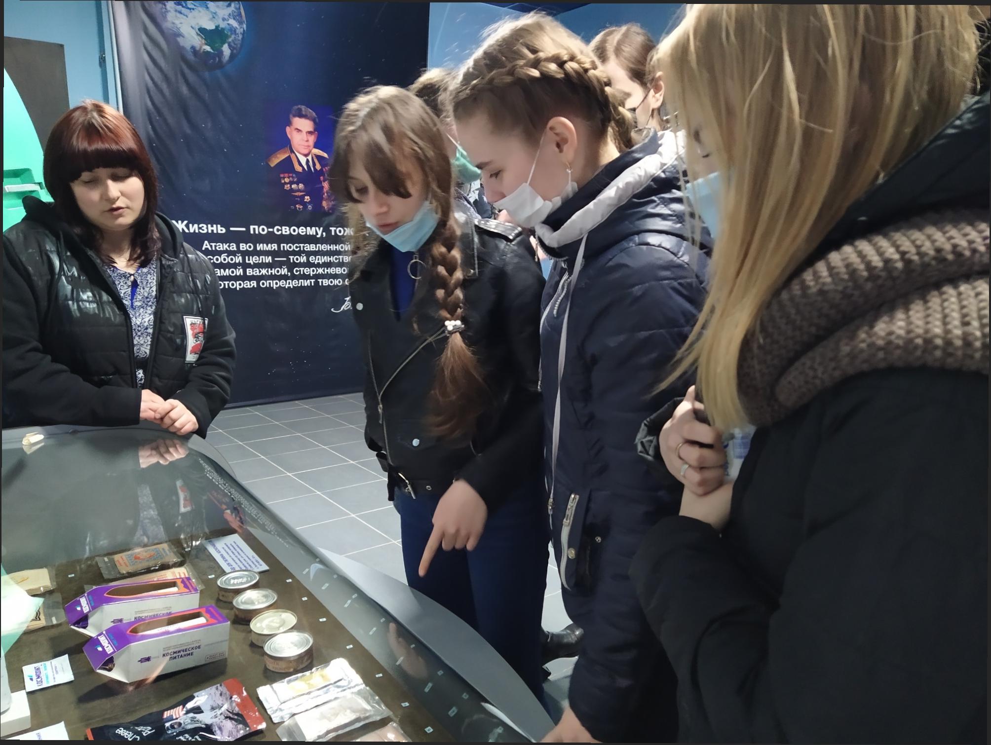 В Енакиевском техникуме экономики и менеджмента при ДонНУ состоялся цикл мероприятий, приуроченных к 100-летию космонавта Г.Т. Берегового и 60-летию полета Ю.А. Гагарина