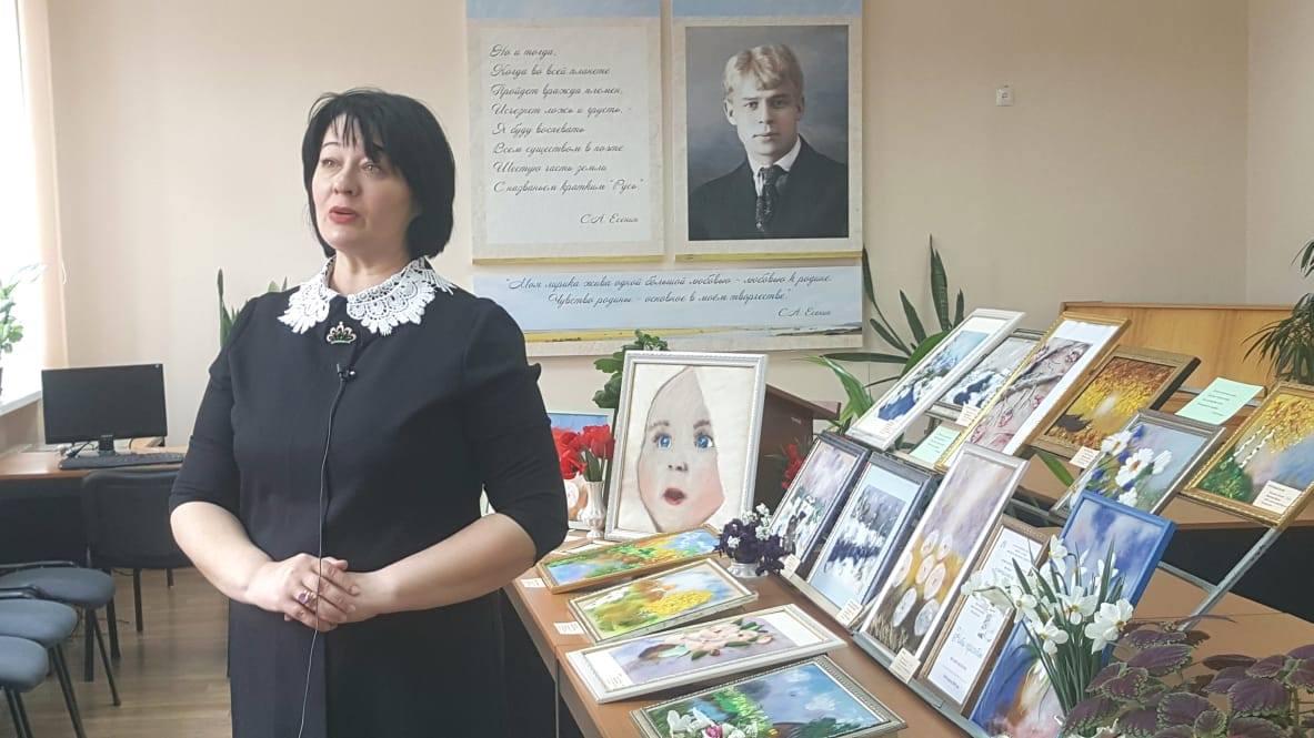 В «Есенинском центре» состоялась выставка картин шерстью Натальи Воропаевой «Нити красоты»