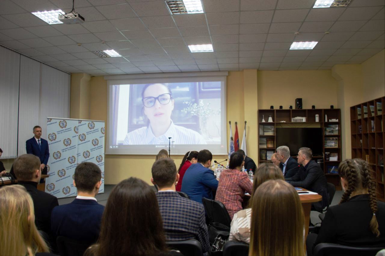 Преподаватель УФФ принял участие в работе научного форума «Шаг в будущее: искусственный интеллект и цифровая экономика. Техноэкономика: трансформация платформ»