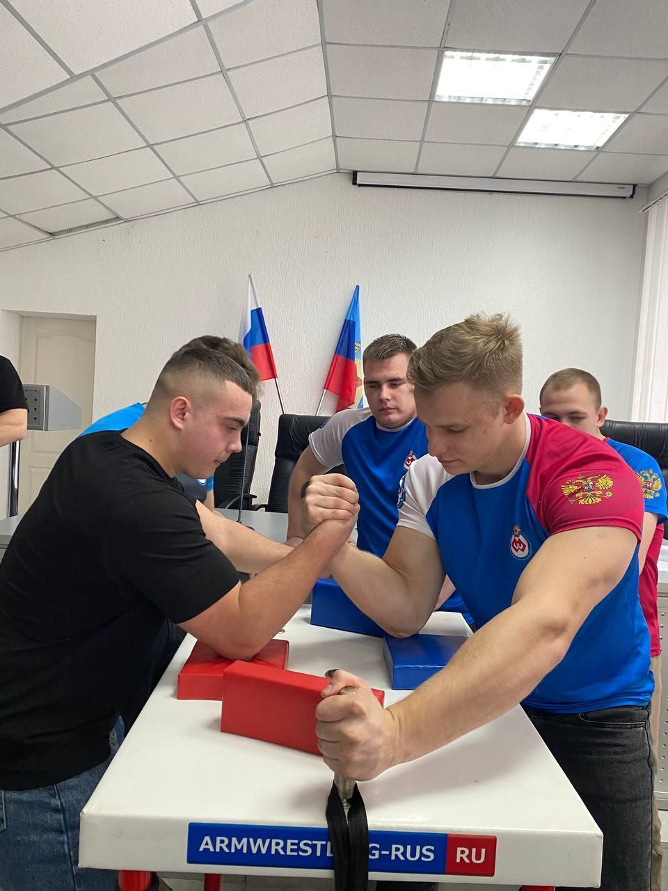 Студент ДонГУ стал победителем дружеского спарринга по армрестлингу