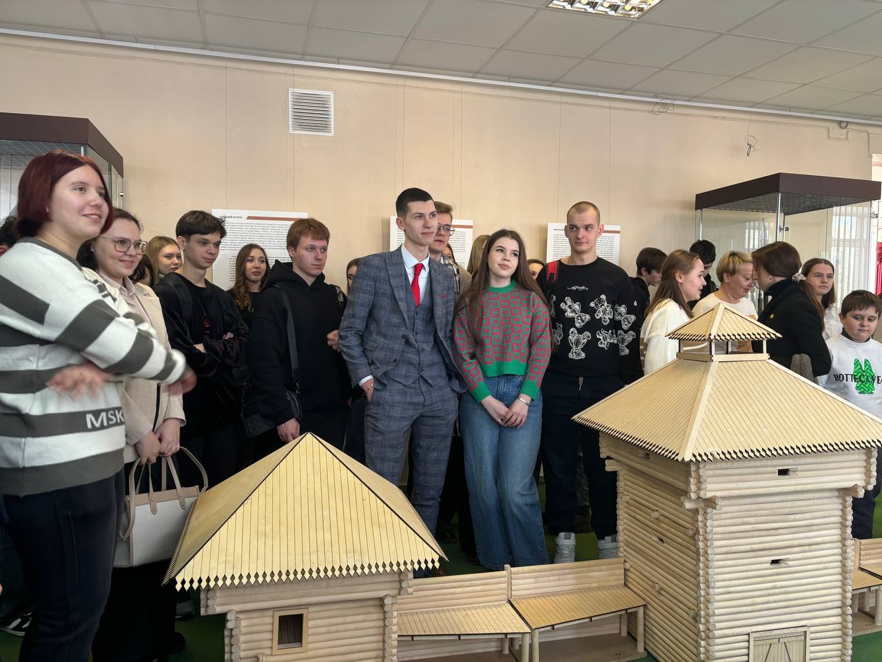 «Пять петровских крепостей» изучали на передвижной выставке экономисты ДонГУ