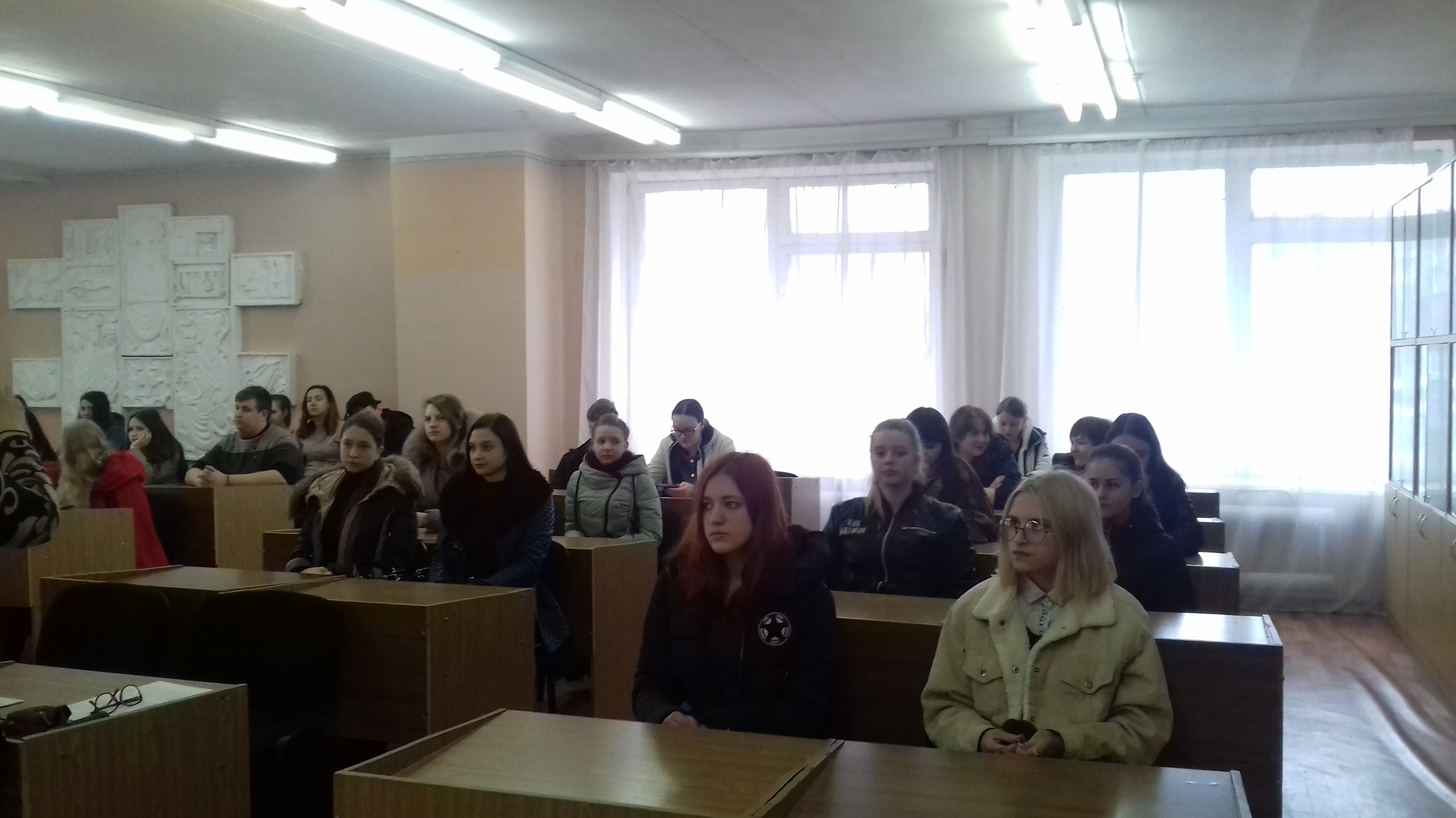 В ГПОУ «Енакиевский техникум экономики и менеджмента» провели тематический час, посвященный борьбе с экстремизмом и вандализмом