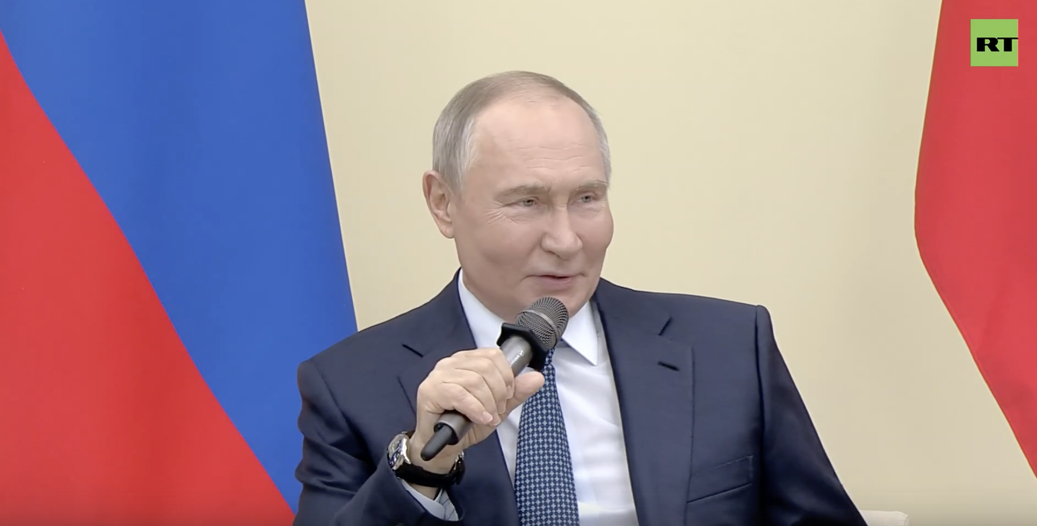 В Ново-Огарёве проходит встреча Владимира Путина с участниками IV Конгресса молодых учёных